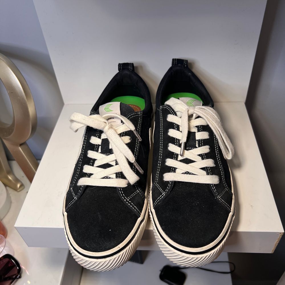 Cariuma Black Canvas Sneakers with White Stripe Detail & Green Inner Sole-SZ 8